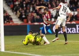 Cantero detiene un balón ante Weissman.