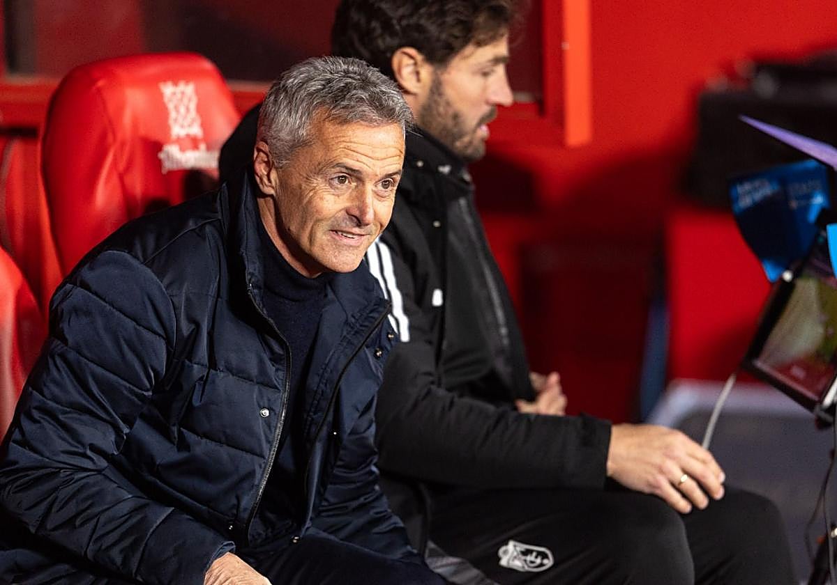 Fran Escriba toma asiento en su banquillo antes del comienzo del partido.