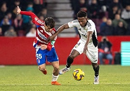 Samu Cortés intenta regatear a Anderson Arroyo.