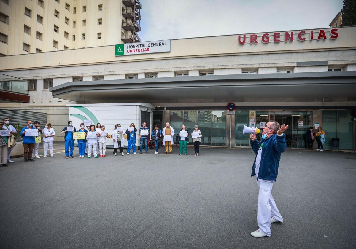 Protesta por la saturación de Urgencias en enero de 2024.