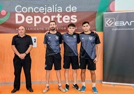 El plantel del Huétor Vega, junto con el presidente Valverde.