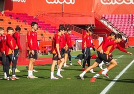 Ejercicios de calentamiento durante el último entrenamiento del equipo.