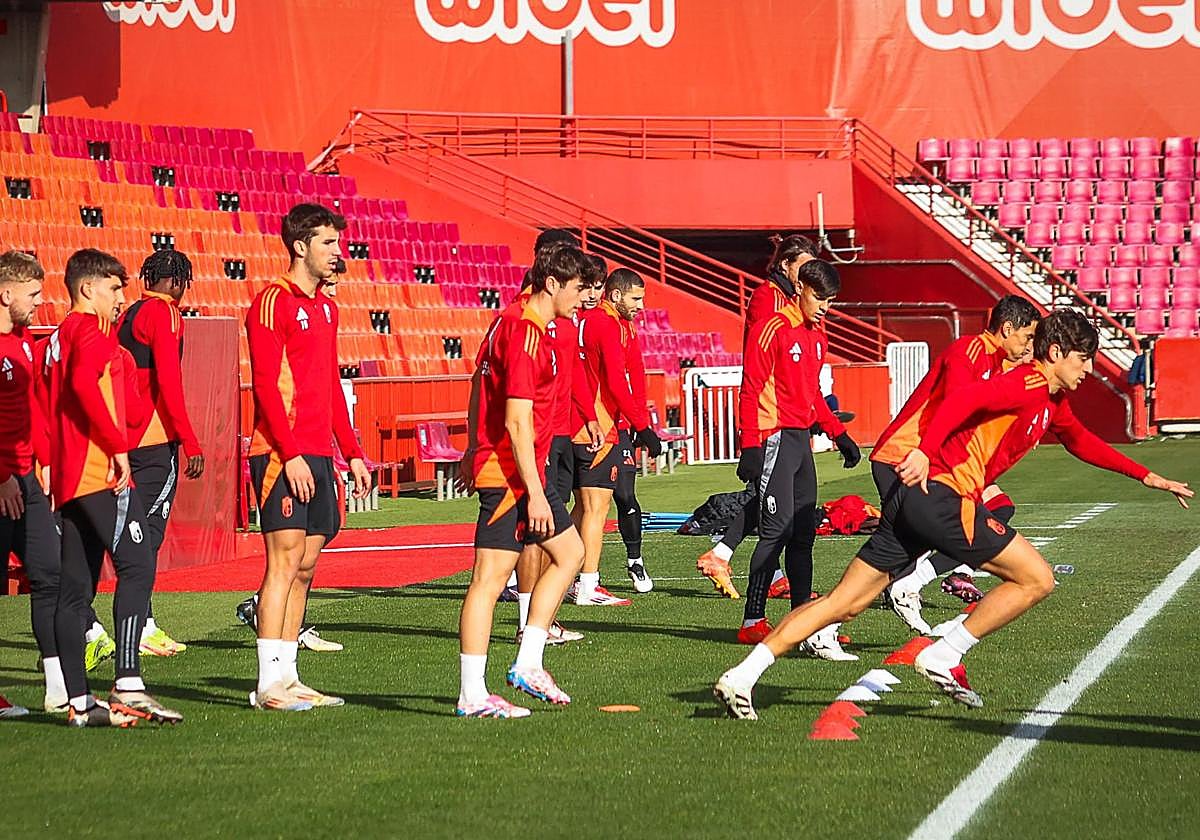 Ejercicios de calentamiento durante el último entrenamiento del equipo.