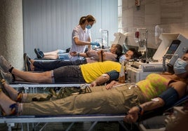 Granadinos donando sangre durante una campaña en el Palacio de Congresos en una imagen de archivo.