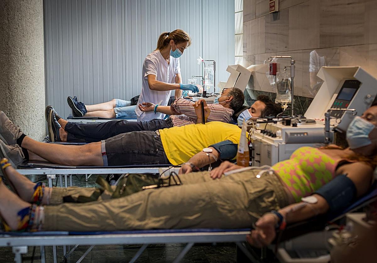 Granadinos donando sangre durante una campaña en el Palacio de Congresos en una imagen de archivo.
