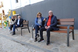 Un pequeño pueblo granadino instala 30 bancos para ampliar las zonas de descanso de sus mayores.