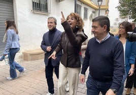 Julio Millán y Paco Reyes reciben a María Jesús Montero a su llegada a Jaén.