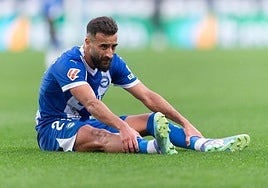 Abde Rebbach se duele de un golpe sobre el césped.