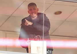 Myrto Uzuni saluda a cámara desde un palco en Los Cármenes.