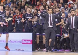 Pablo Pin celebra una acción con los jugadores de banquillo del Covirán.