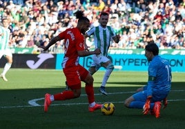 Luis Suárez encara a Carlos Marín al que logró batir desde el punto de penalti.