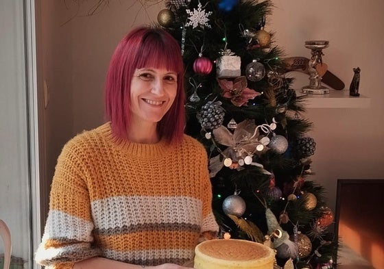 Rocío Garbín posa con una de las tartas que ha hecho recientemente para Navidad.