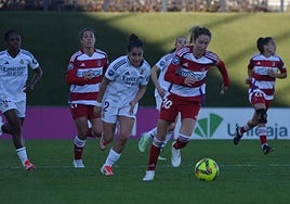 La capitana Lauri emprende una conducción perseguida por las futbolistas del Real Madrid.