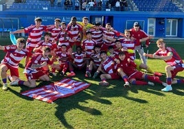 Celebración del Juvenil A del Granada tras golear al Espanyol a domicilio.