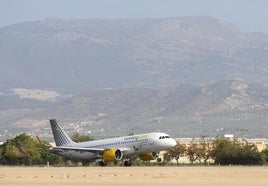 Un avión de Vueling, en la pista del aeropuerto de Granada en una imagen de archivo.