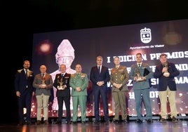 El alcalde de Viator, con los premiados en la primera edición de los galardones.