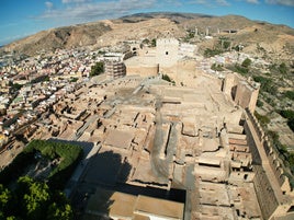 Las obras de la muralla sur de La Alcazaba finalizarán en febrero y las del Castillo de Vélez-Blanco, en abril