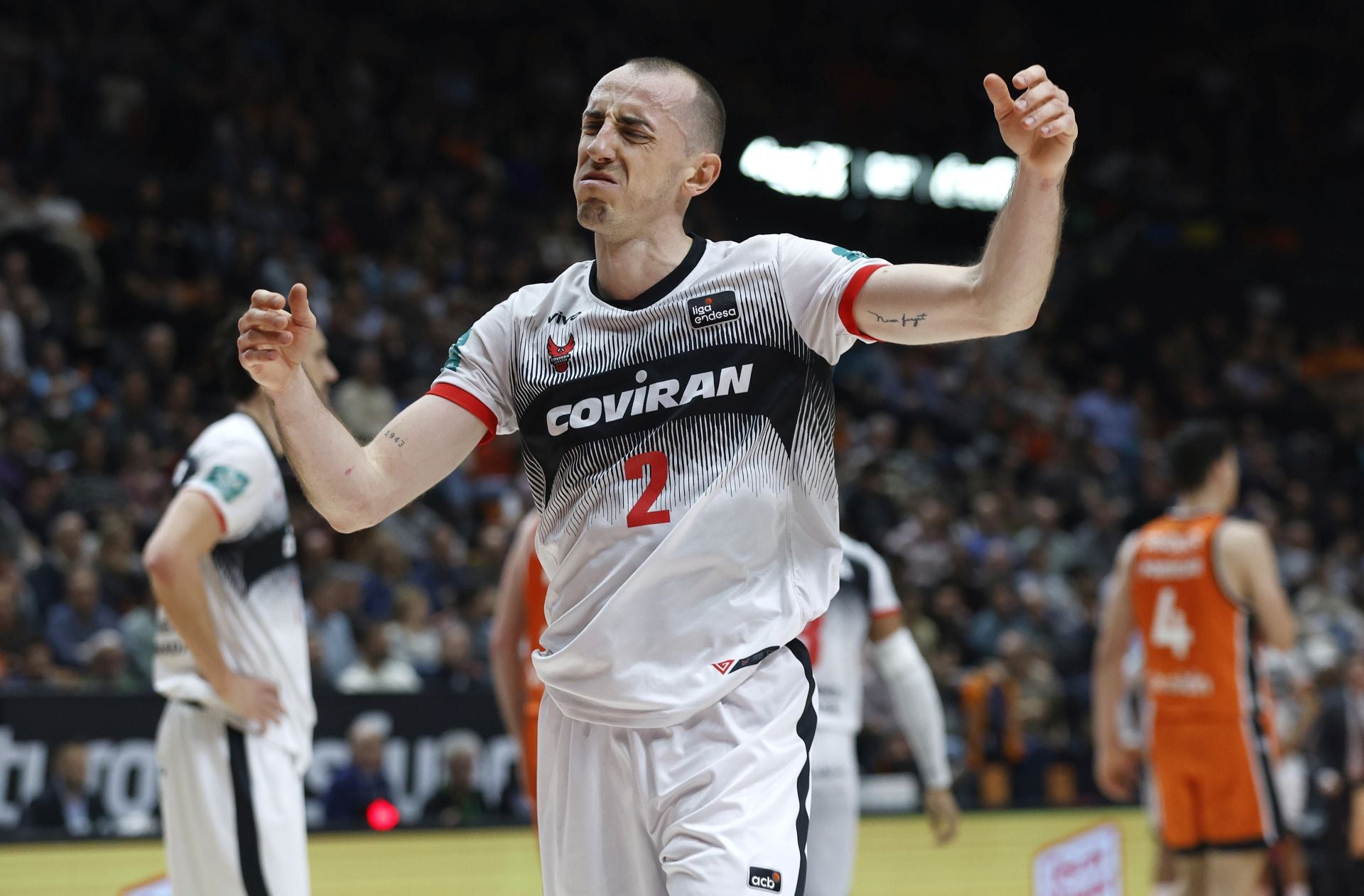 Jonathan Rousselle se lamenta durante el partido en Valencia