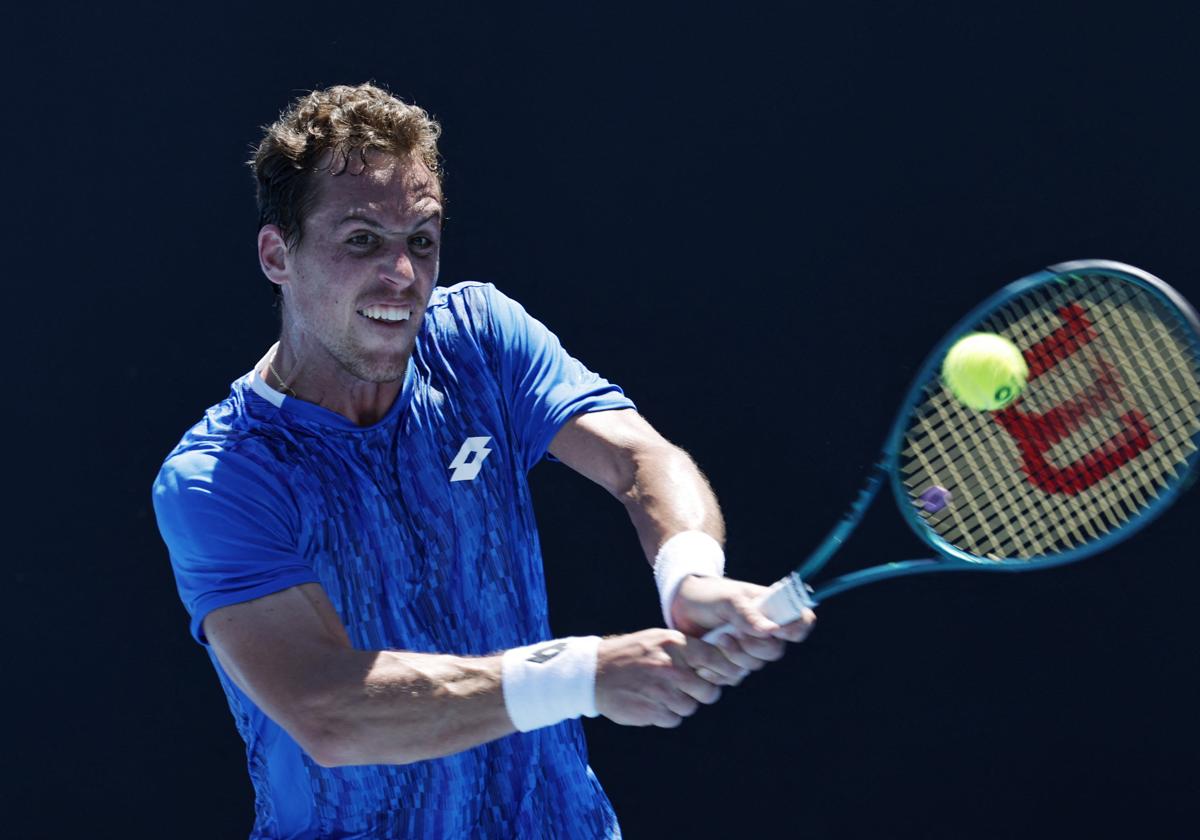 El granadino Roberto Carballés devuelve la pelota de revés ante Tabilo.