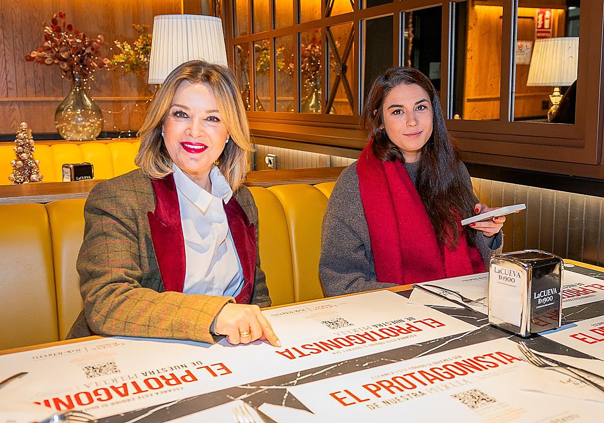 La directora general de La Cueva y su directora de marketing en uno de los restaurantes con los manteles de la campaña.