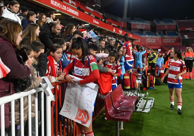 La capitana Marta Carrasco, en primer plano, y otras futbolistas se acercan a los aficionados tras la Copa.