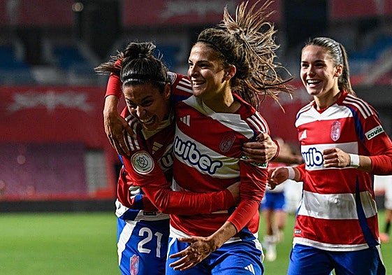 Las jugadoras del Granada celebran un gol de Laura Pérez en Los Cármenes.
