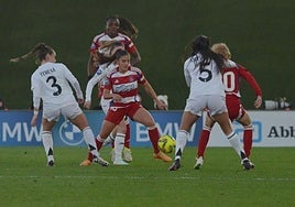 Lucía Ramos controla un balón durante la visita al Real Madrid.