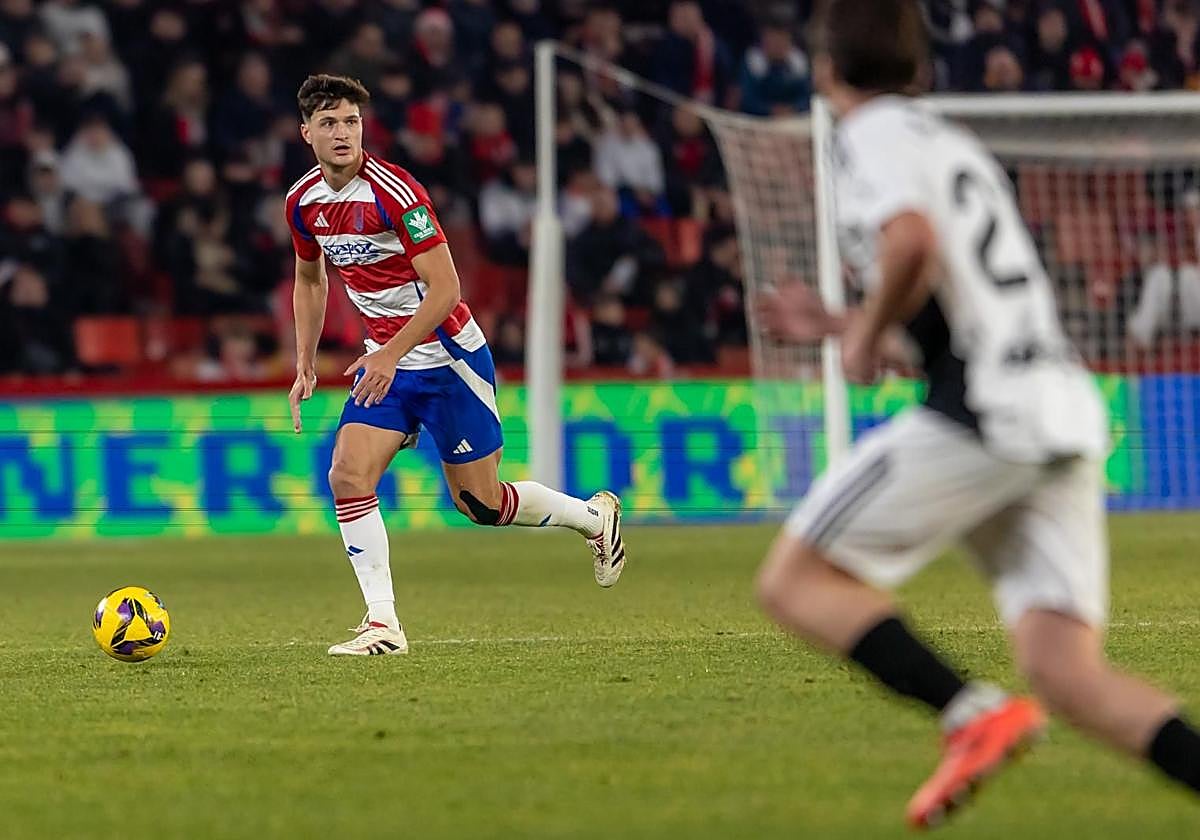 Miguel Rubio juega un balón contra el Burgos.