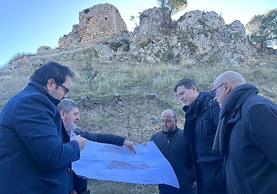 Explican el proyecto de conservación con los restos del castillo de Campillo al fondo.