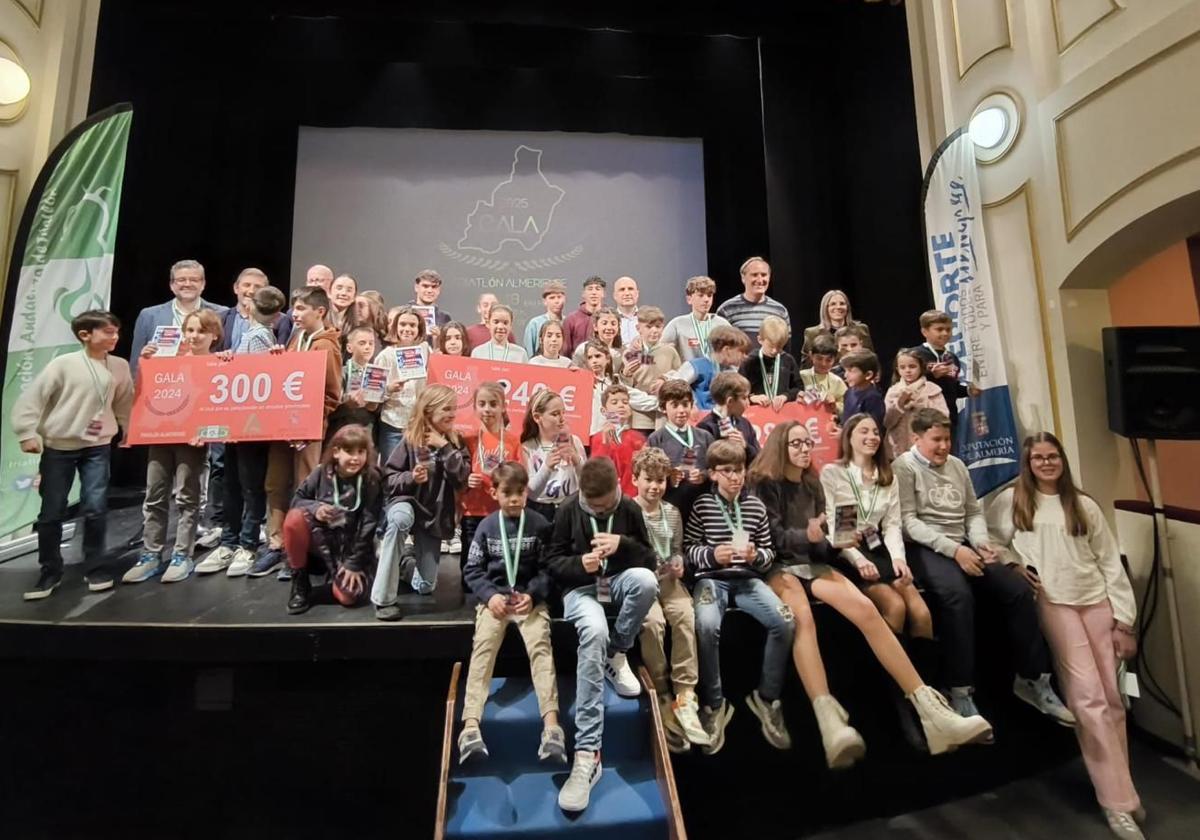 Los premiados, a la conclusión de la gala celebrada en el Apolo.