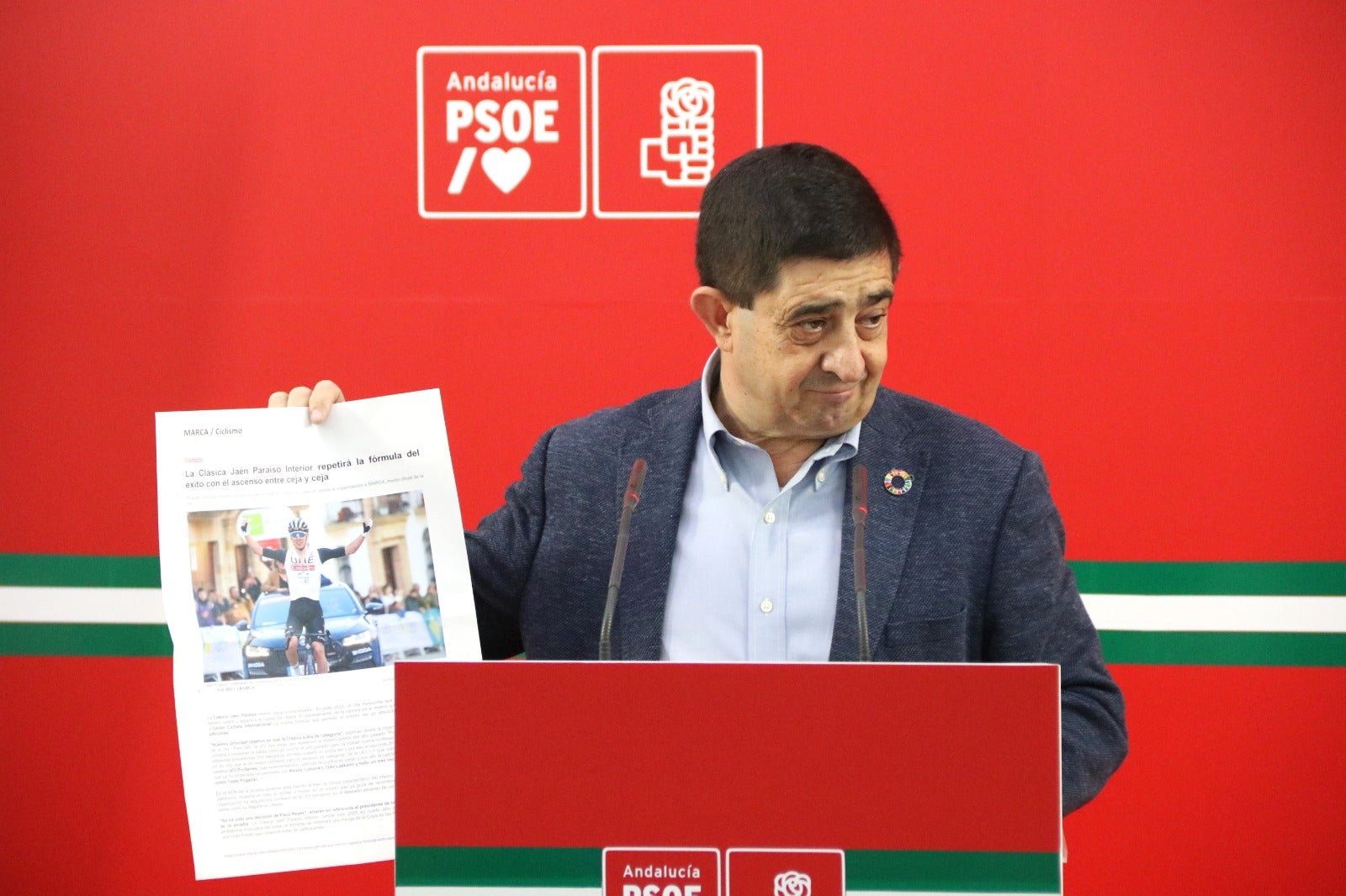 Paco Reyes muestra la pagina de un periodico de ambito nacional donde se explica el caso.