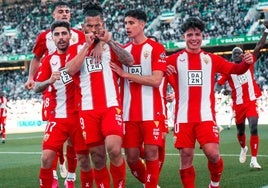 Luis Suárez celebra el gol que abrió el marcador en Córdoba para estar trece partidos sin perder.