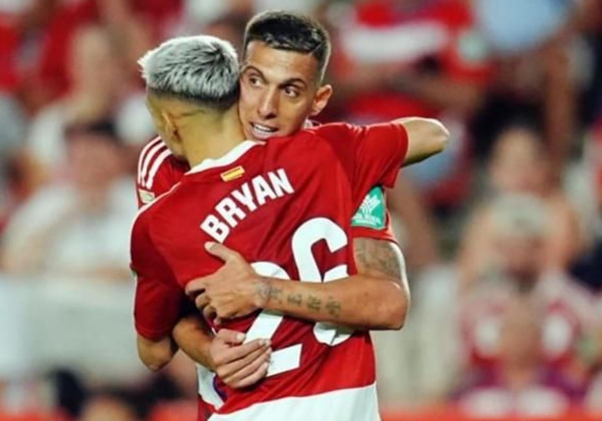 Bryan y Uzuni se abrazan al celebrar un gol con el Granada.