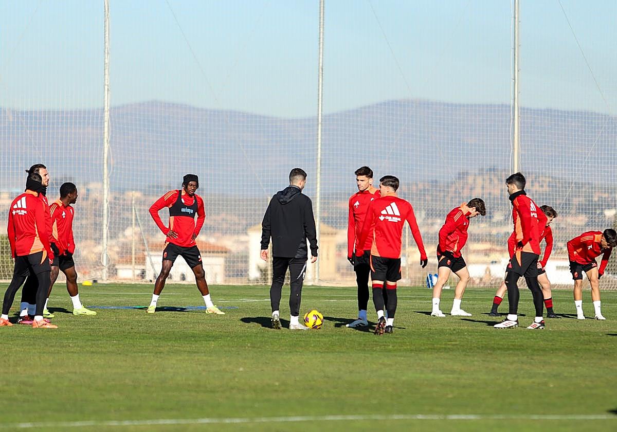 Los futbolistas del Granada vuelven a entrenar sin Myrto Uzuni este martes.