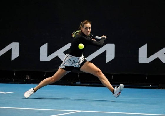 Nuria Párrizas devuelve una pelota de revés en una imagen de archivo.