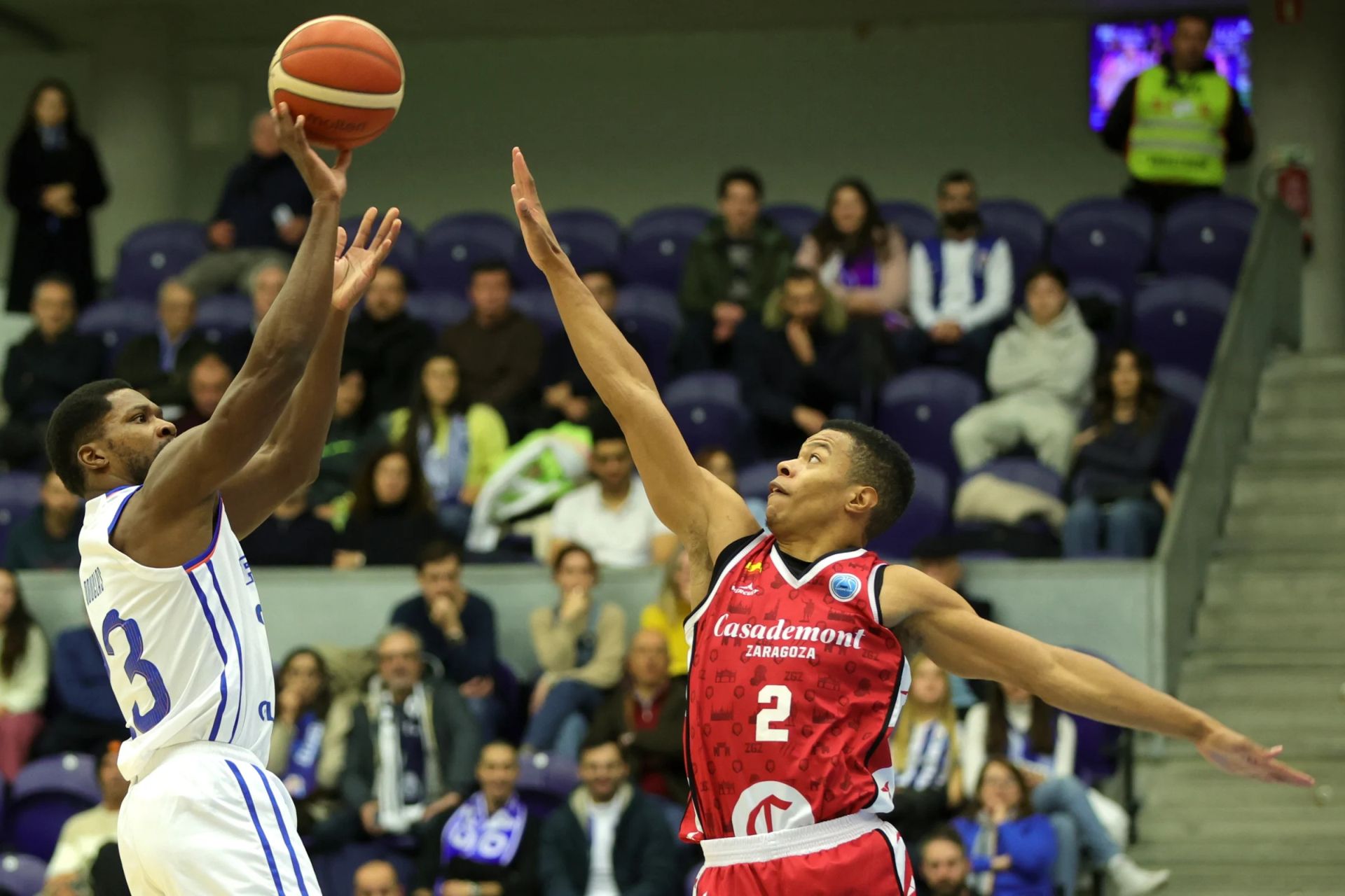Bell-Haynes (d) puntea un tiro de un jugador del Oporto.