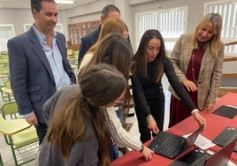 Aránzazu Martín, junto a alumnas, con uno de los equipos entregados al IES 'Nicolás Salmerón'.