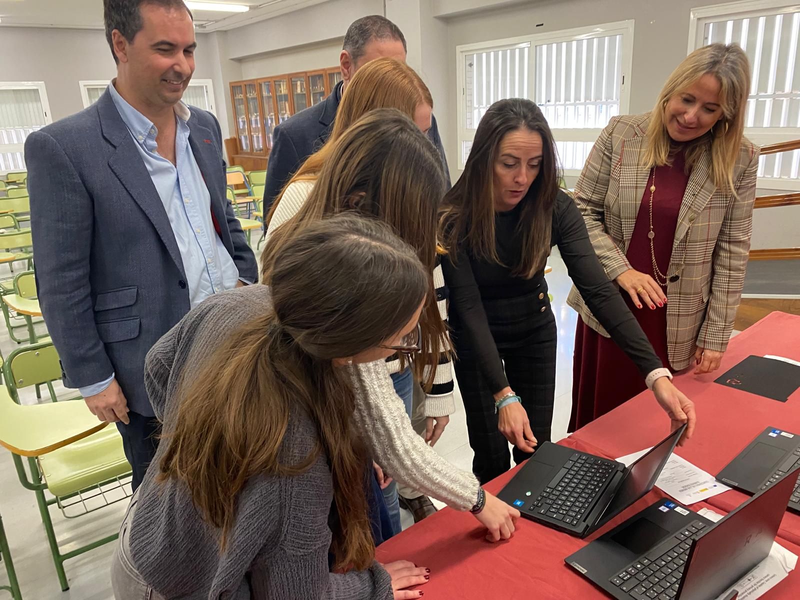 Educación reparte casi 8.000 dispositivos digitales en centros educativos almerienses