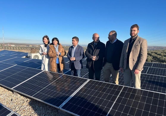 Paco Reyes, Francisca Medina, Isabel Uceda, Antonio Ruano y Manuel Fernández, durante la visita a las instalaciones.