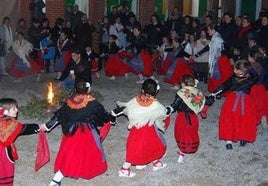 Grandes y pequeños disfrutan de la tradición alrededor de la lumbre.