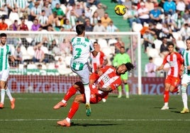 Acción en la que Luis Suárez resbala y golpea a Calderón, que levantó demasiado la pierna.