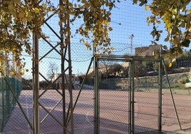 Una imagen reciente de la entrada de las pistas polideportivas.