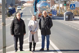 Los representantes de los regantes, en la carretera que atraviesa actualmente Pinos Puente.