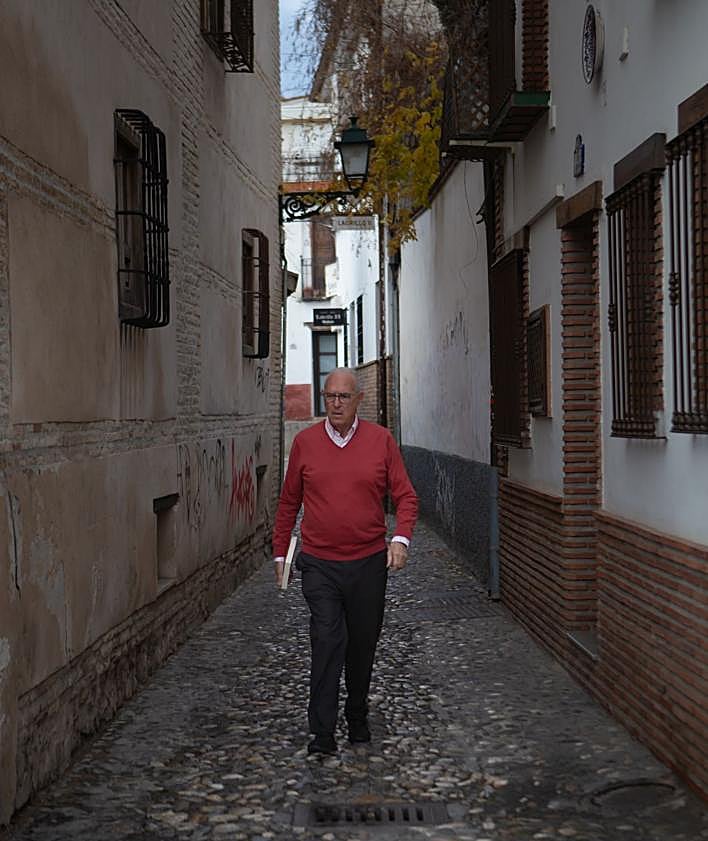 Imagen secundaria 2 - jBallesta leyendo junto a la Casa de la Doctrina. 