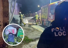 Bomberos y Policía Local en el incendio de un contenedor de Maracena. A la izquierda, bolsa con brasas en Albolote.