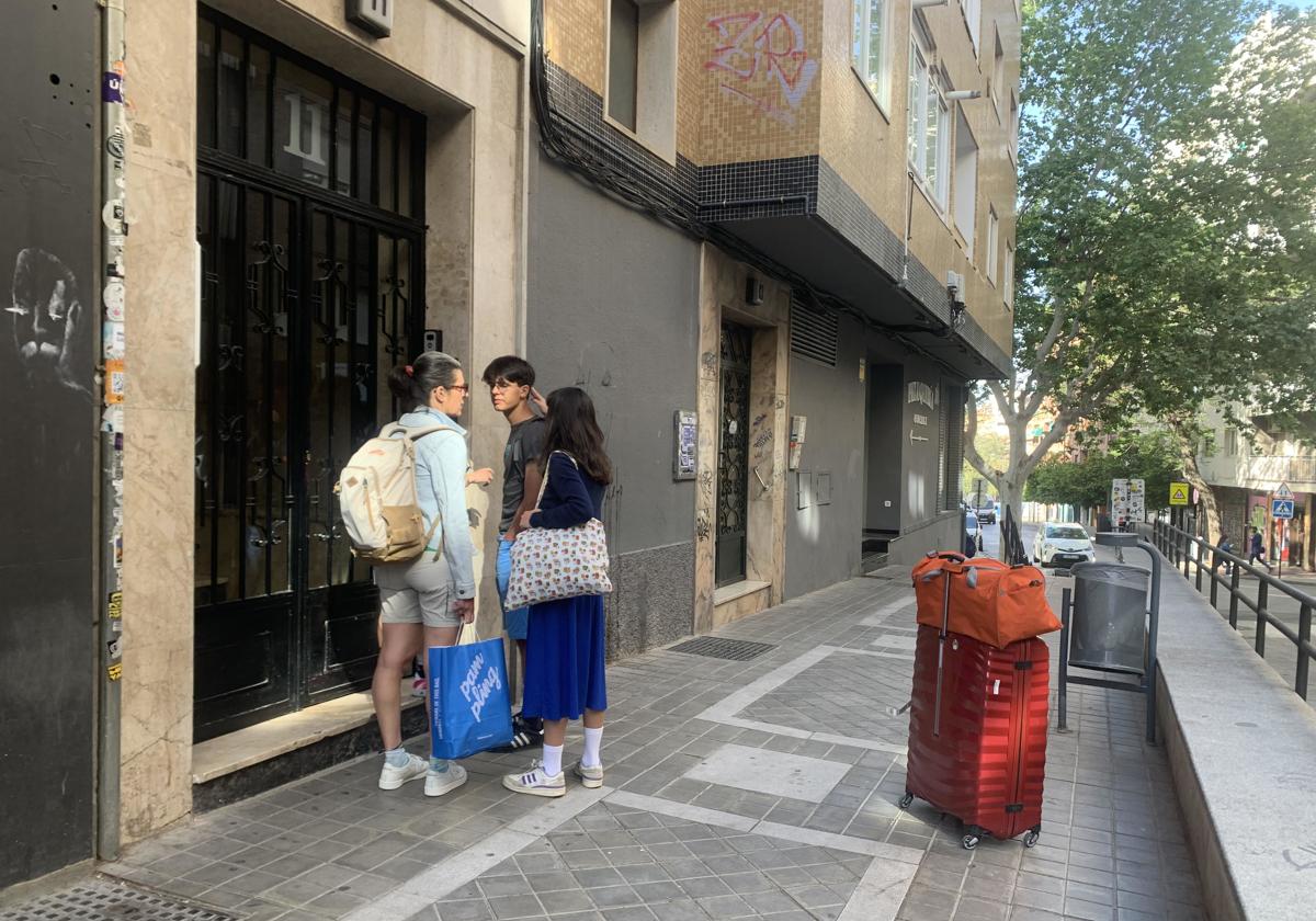 Unos jóvenes llegan a un piso turístico en el centro de Granada.