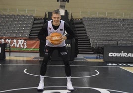 El rojinegro Elias Valtonen, preparado para entrenar en la pista del Palacio de Deportes.