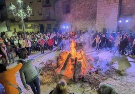 Bailando melenchones al calor de la hoguera