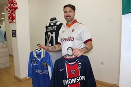 Alejandro posa con varias camisetas a la venta y la original de Zidane en la Juventus