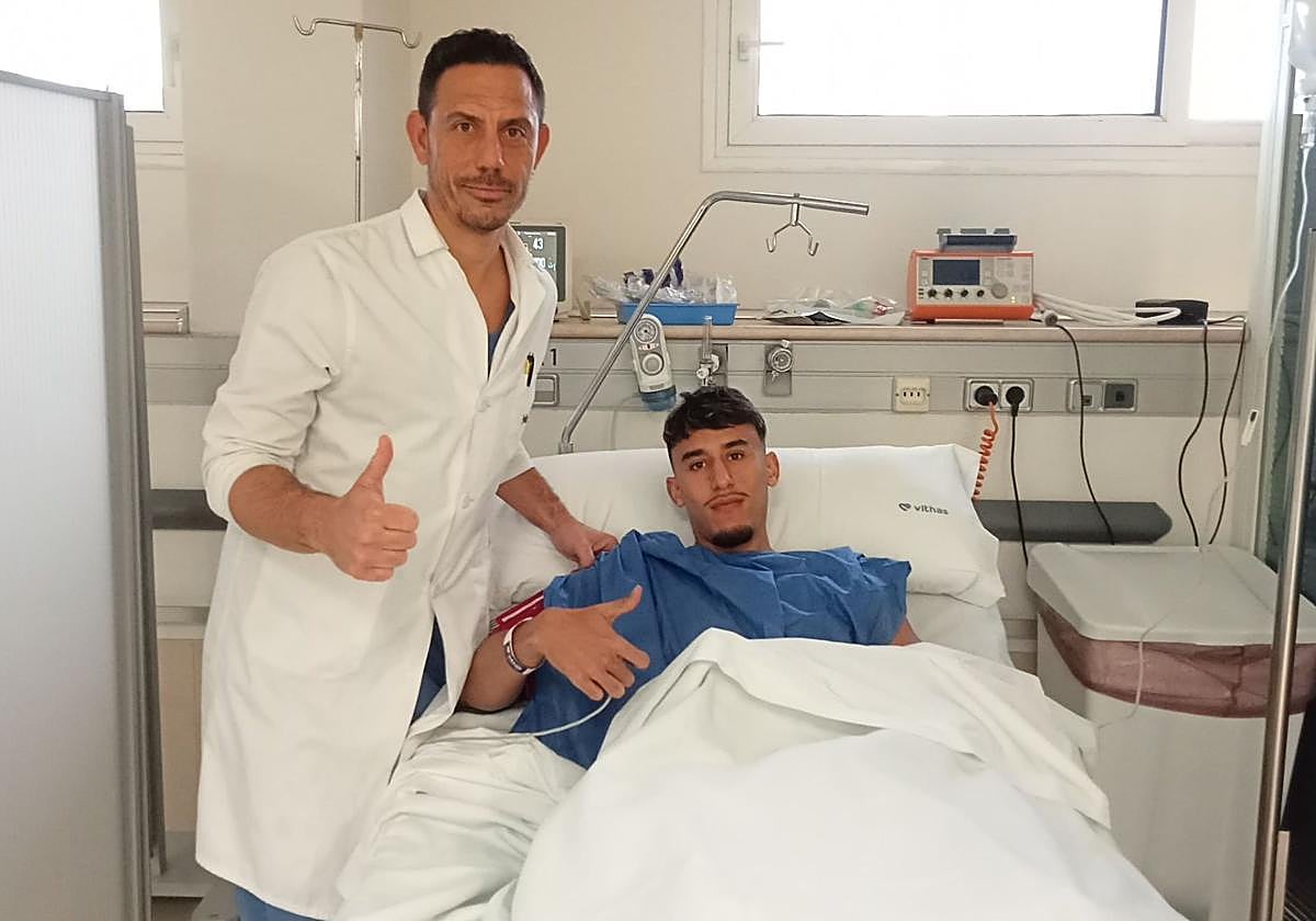 Rachad junto al doctor Claudio Vázquez, tras ser operado